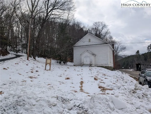 a view of a dirt road near a house
