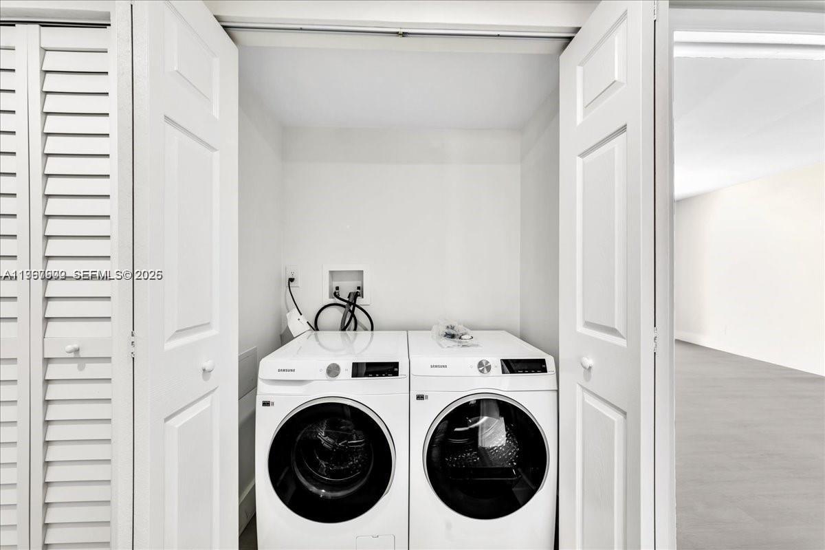1750 West 46th Street, Unit 433 Hialeah, FL 33012 - Photo 9 of 27 a utility room with dryer and washer