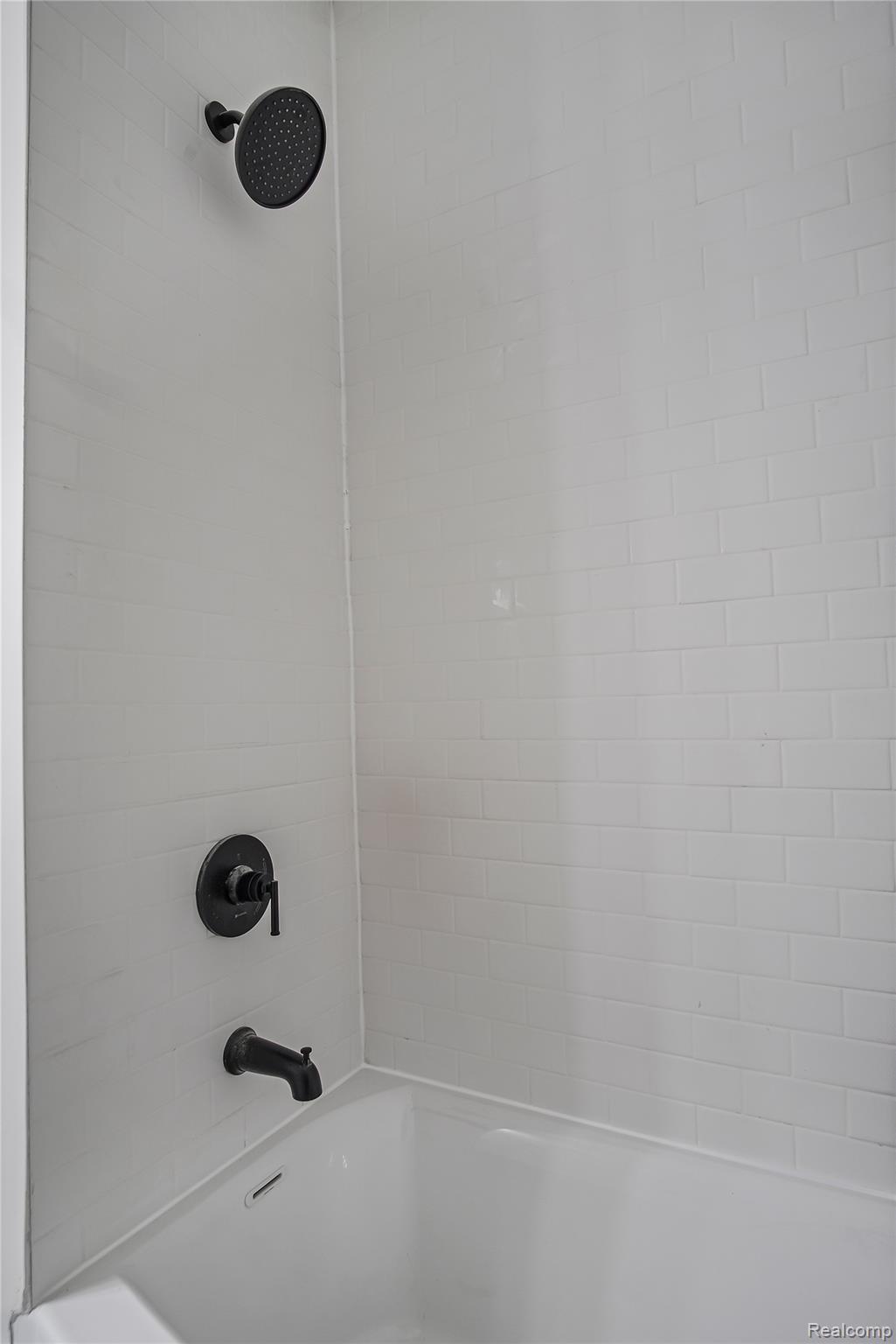 427 Melbourne Street Detroit, MI 48202 - Photo 9 of 29 Bathroom view of shower combination