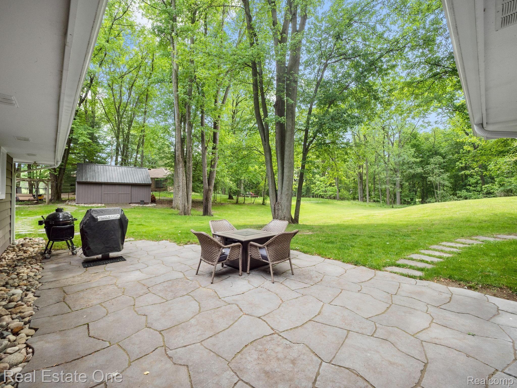 1090 Avon Circle West Rochester, MI 48309 - Photo 9 of 71 7.jpg