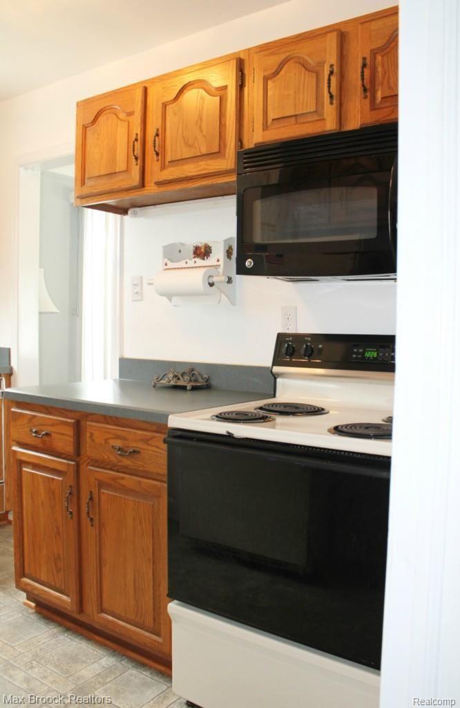 1224 Dorothea Road Berkley, MI 48072 - Photo 11 of 23 IMG_5011.jpg