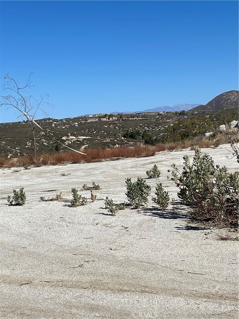 1718 Milpas Road Hemet, CA 92544 - Photo 8 of 18 Huge building pad.