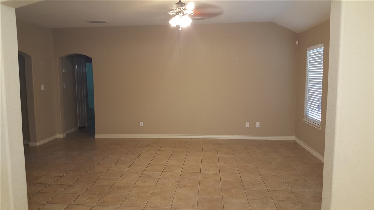 942 Witherspoon Loop Laredo, TX 78046 - Photo 4 of 10 Gallery Image 4