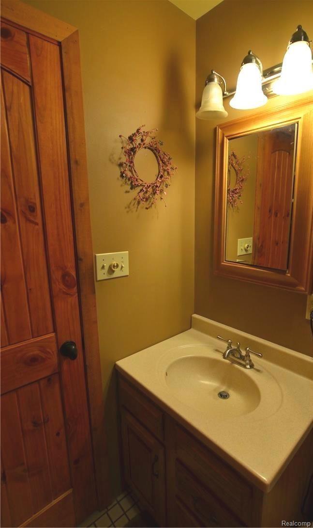 3800 Clyde Road Holly, MI 48442 - Photo 17 of 30 PREMIUM TILED BATH
