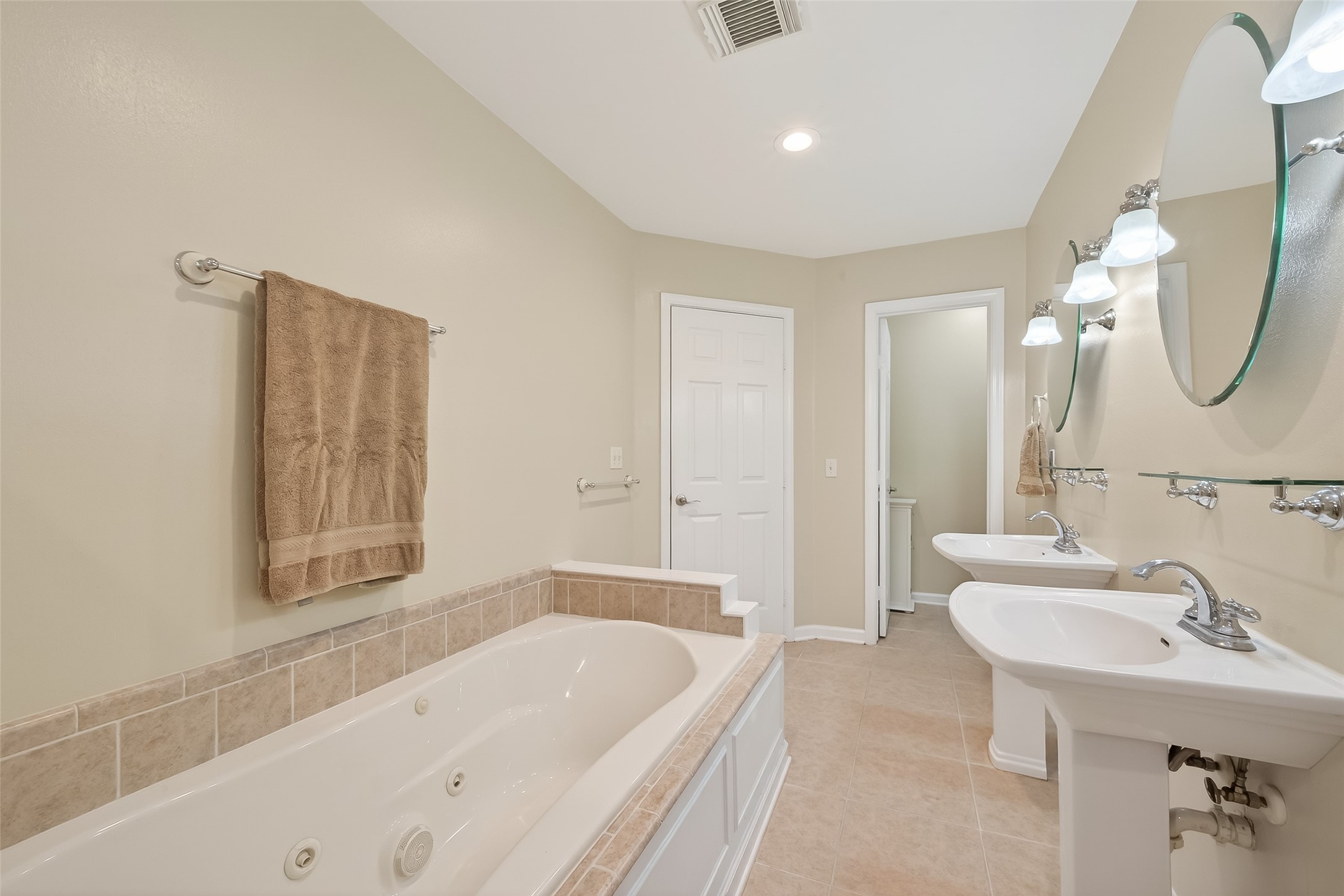 12415 Roesler Road Needville, TX 77461 - Photo 32 of 46 a bathroom with a bathtub and a sink