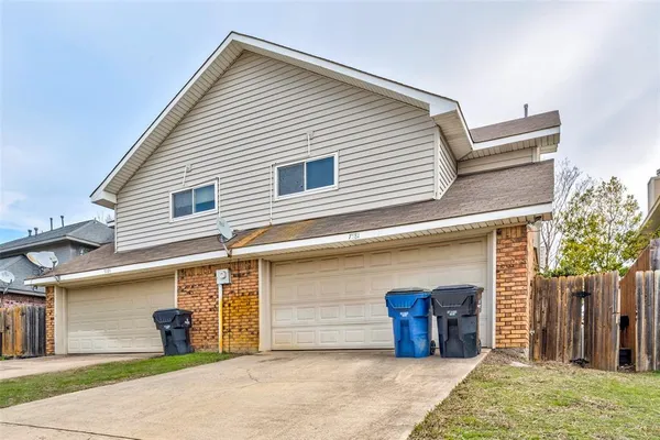 a view of a house with backyard