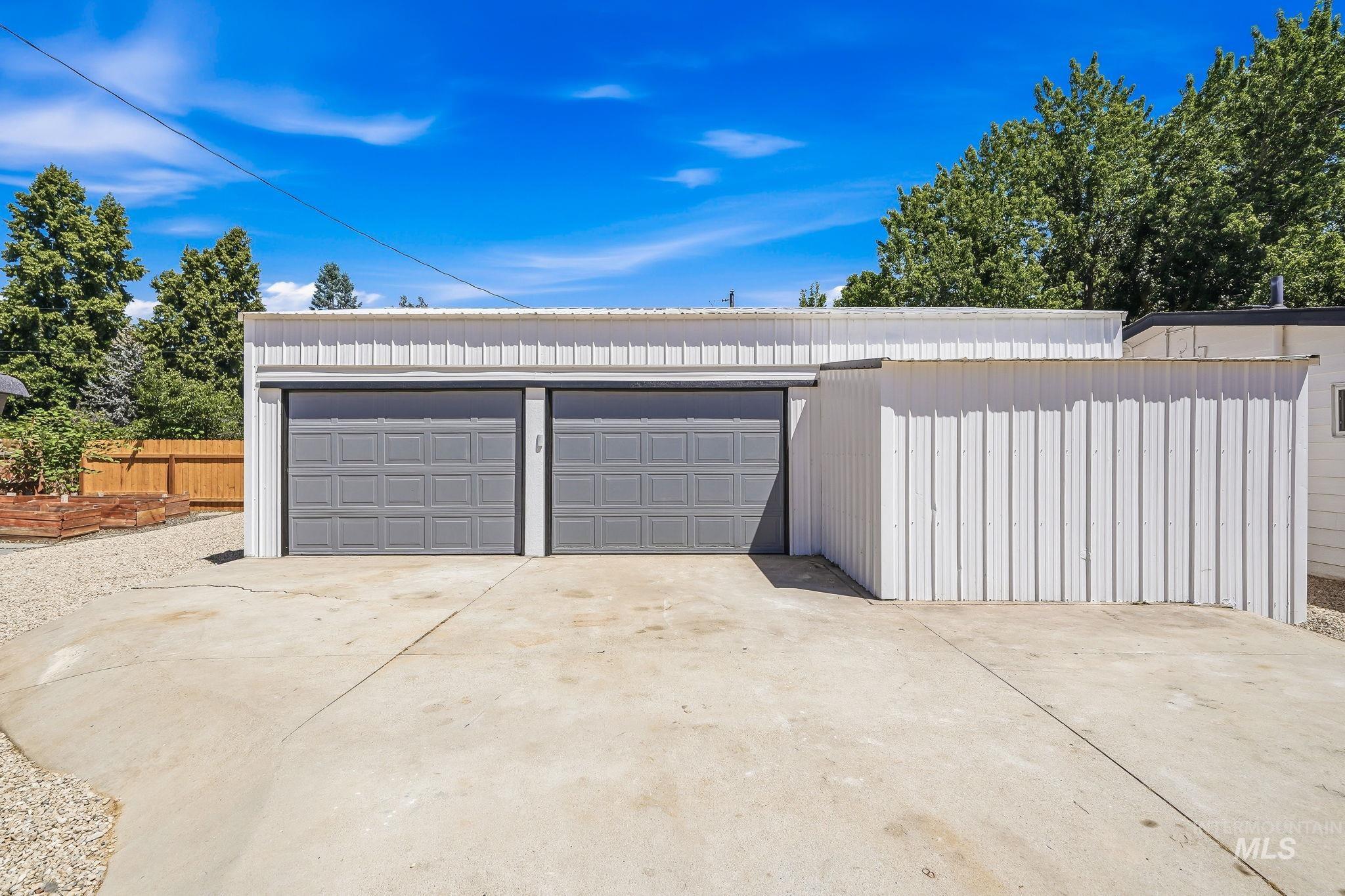 2152 Artesian Road Eagle, ID 83616 - Photo 34 of 50 Expansive concrete driveway and parking area