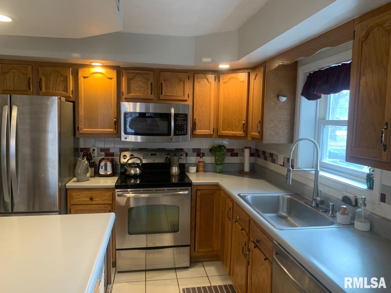 2320 Makemie Avenue Springfield, IL 62704 - Photo 3 of 24