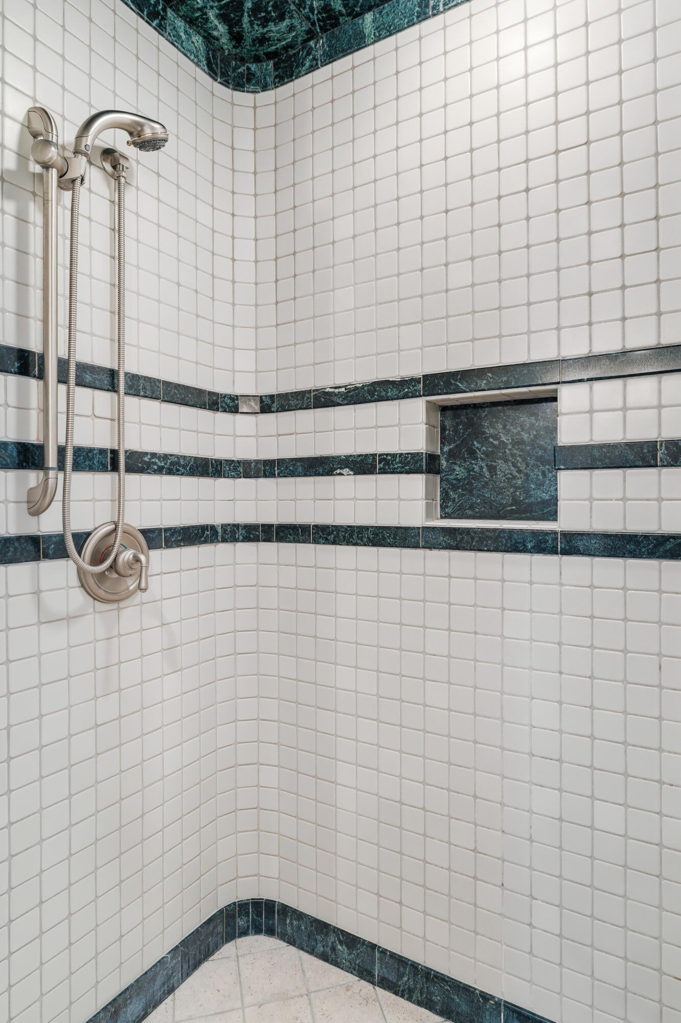 17995 North Course Lane, Unit 8 Sunriver, OR 97707 - Photo 32 of 44 third bathroom