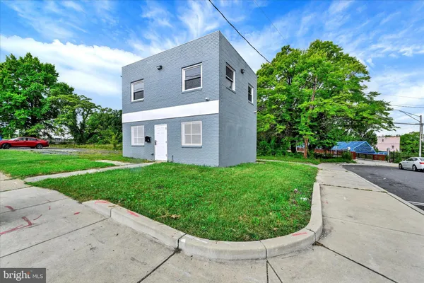 a view of a house with a small yard