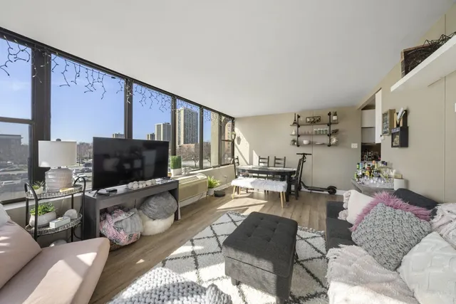 $140,000 | 345 East Eastgate Place, Unit 306, Chicago, IL 60616