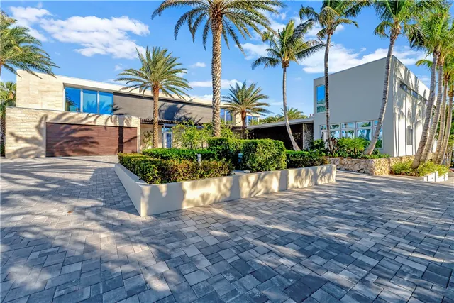 a view of outdoor space yard and porch
