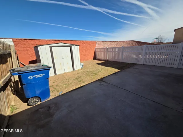 a view of backyard with washer and dryer