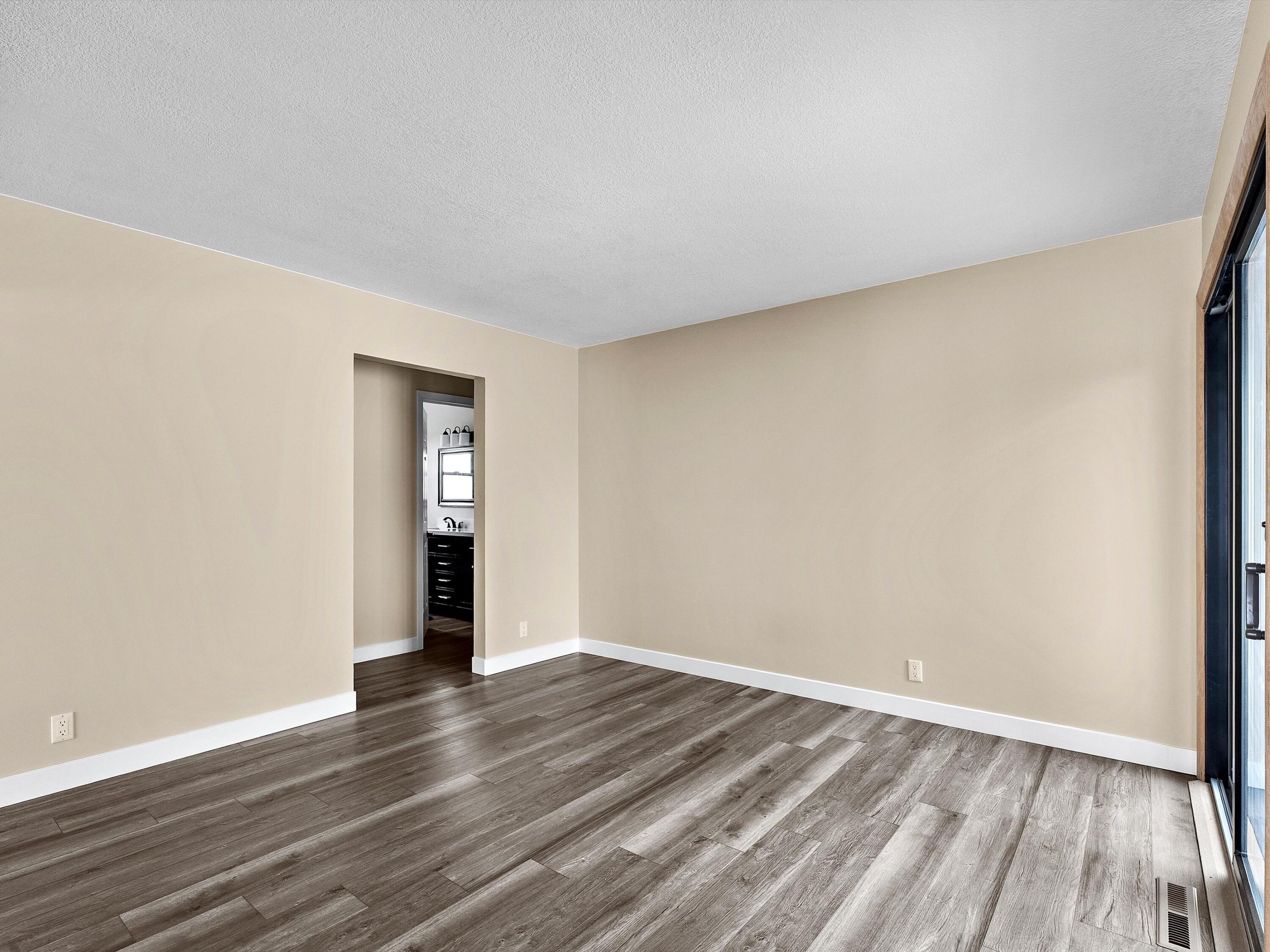 2117 Menasha Avenue Manitowoc, WI 54220 - Photo 9 of 32 10-010_2763219_09621