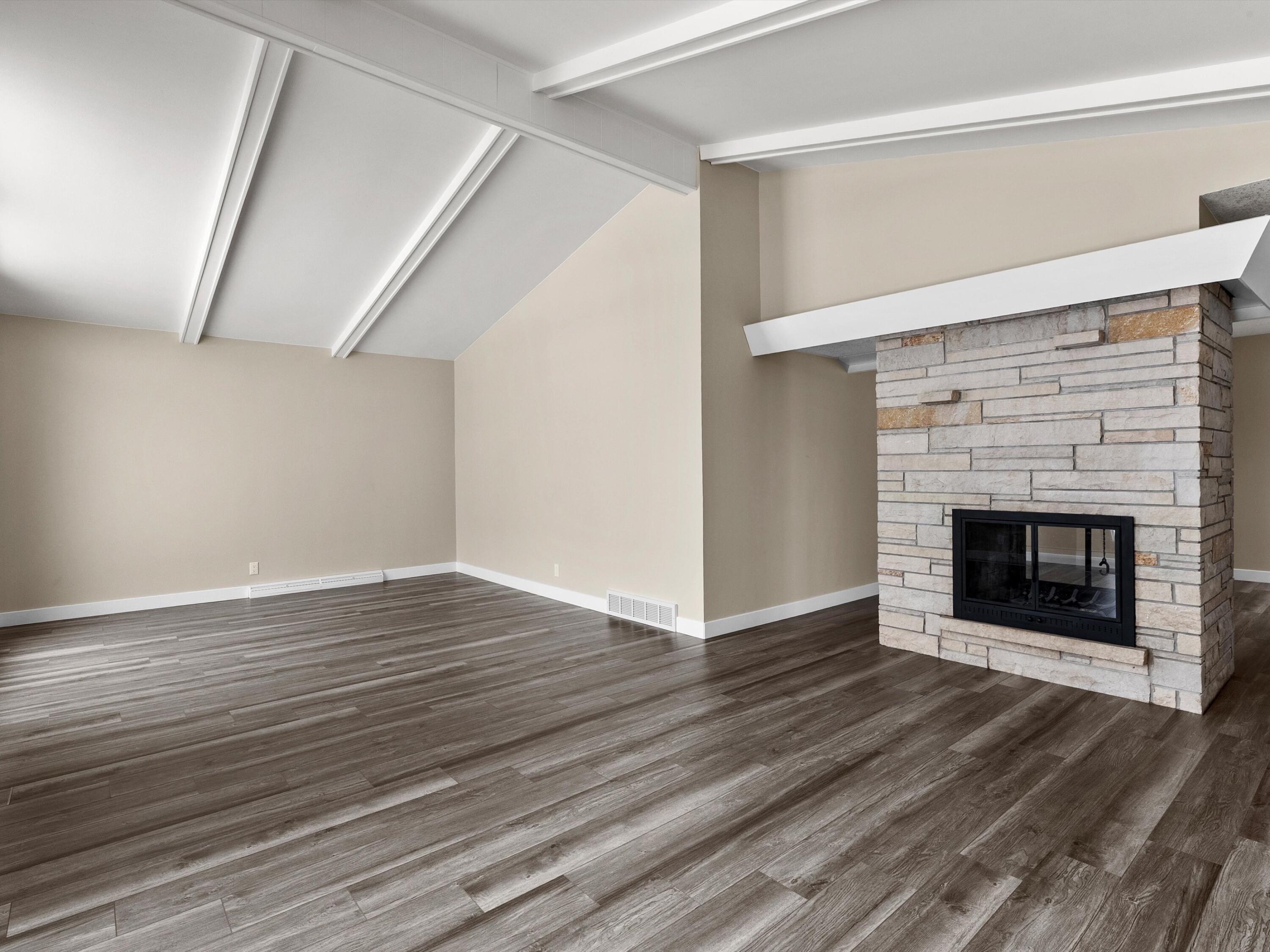 2117 Menasha Avenue Manitowoc, WI 54220 - Photo 5 of 32 07-007_2763219_09612