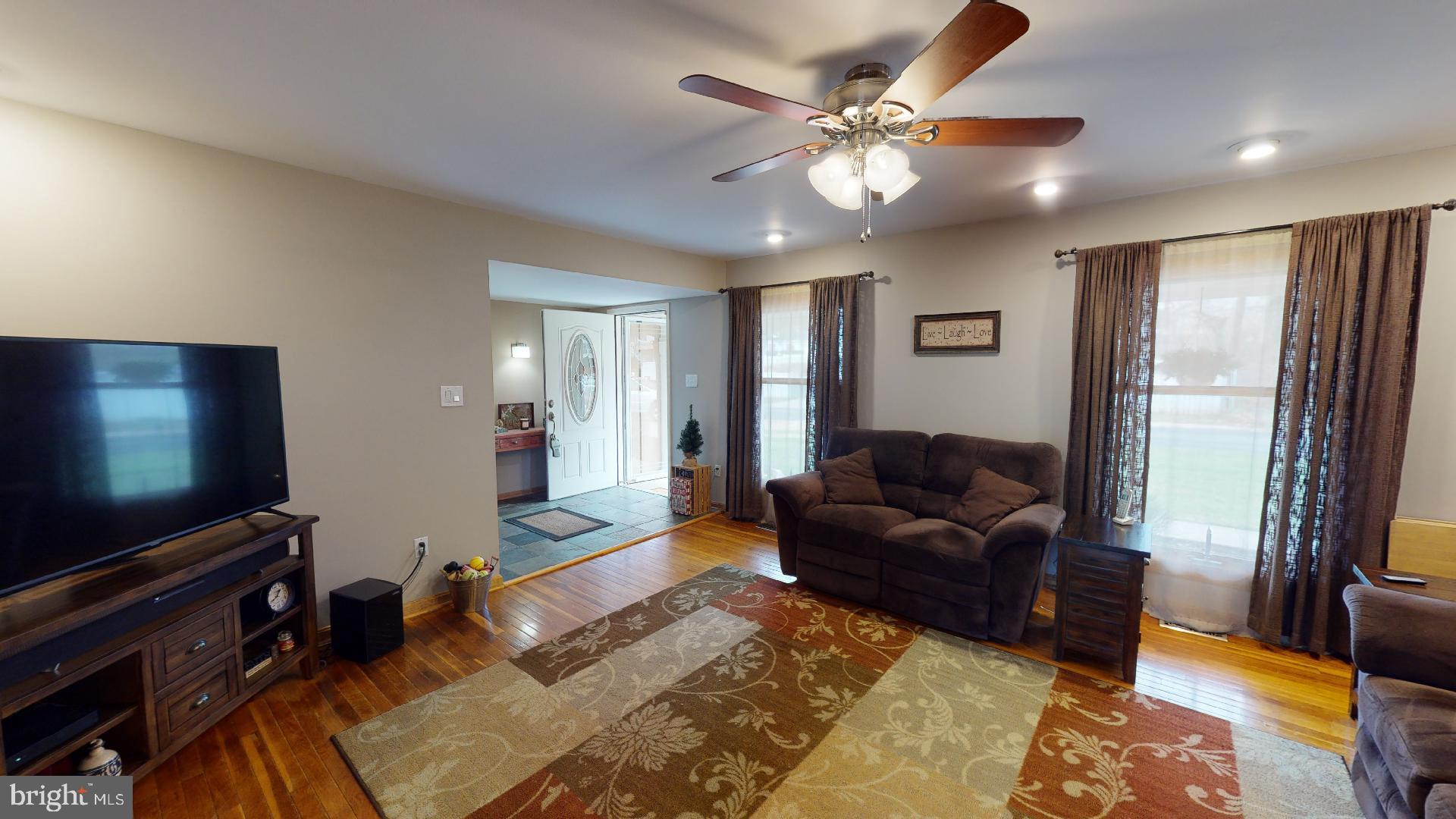 13320 Santa Anita Road Laurel, MD 20708 - Photo 4 of 32 Livingroom has recessed lights as well!