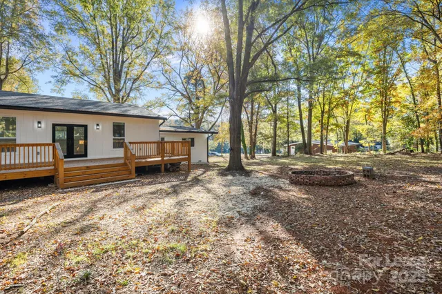a view of a house with backyard and trees