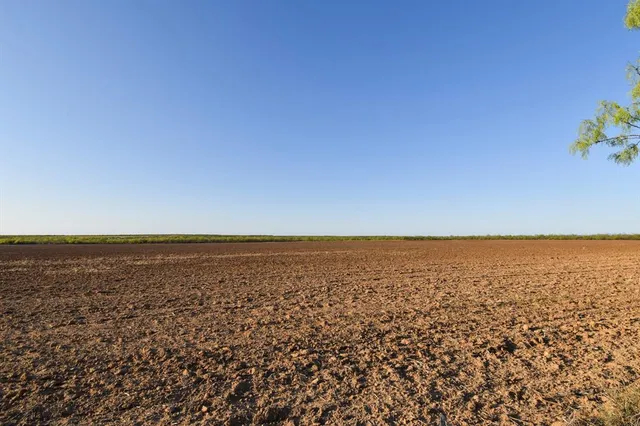 an ocean beach with a bench in it