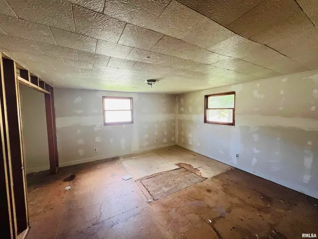 a view of bath room with wooden floor