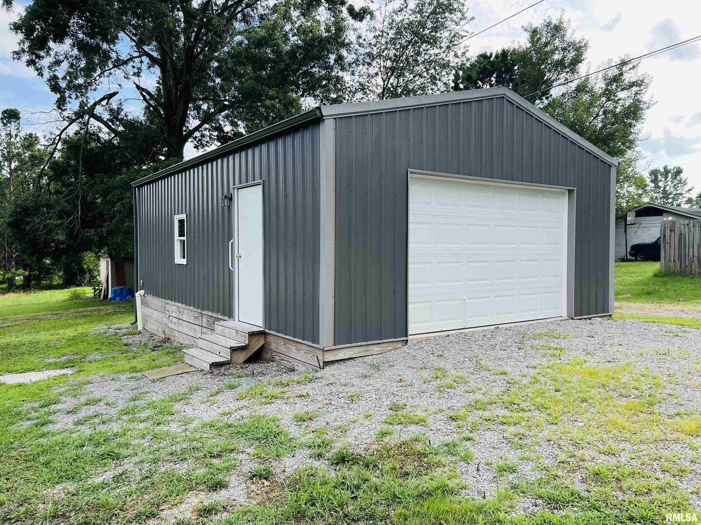 2417 1st Street Eldorado, IL 62930 - Photo 17 of 21 a backyard of a house