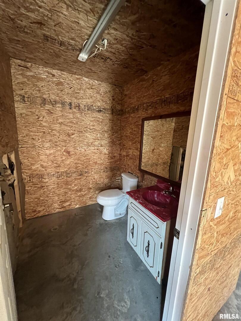 2417 1st Street Eldorado, IL 62930 - Photo 21 of 21 a bathroom with a toilet a sink and a shower