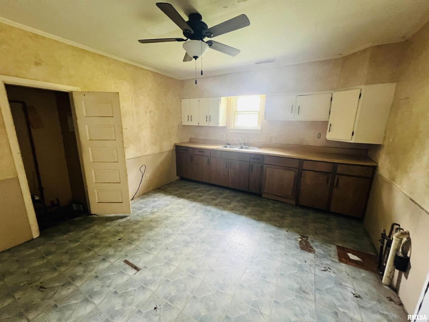 2417 1st Street Eldorado, IL 62930 - Photo 8 of 21