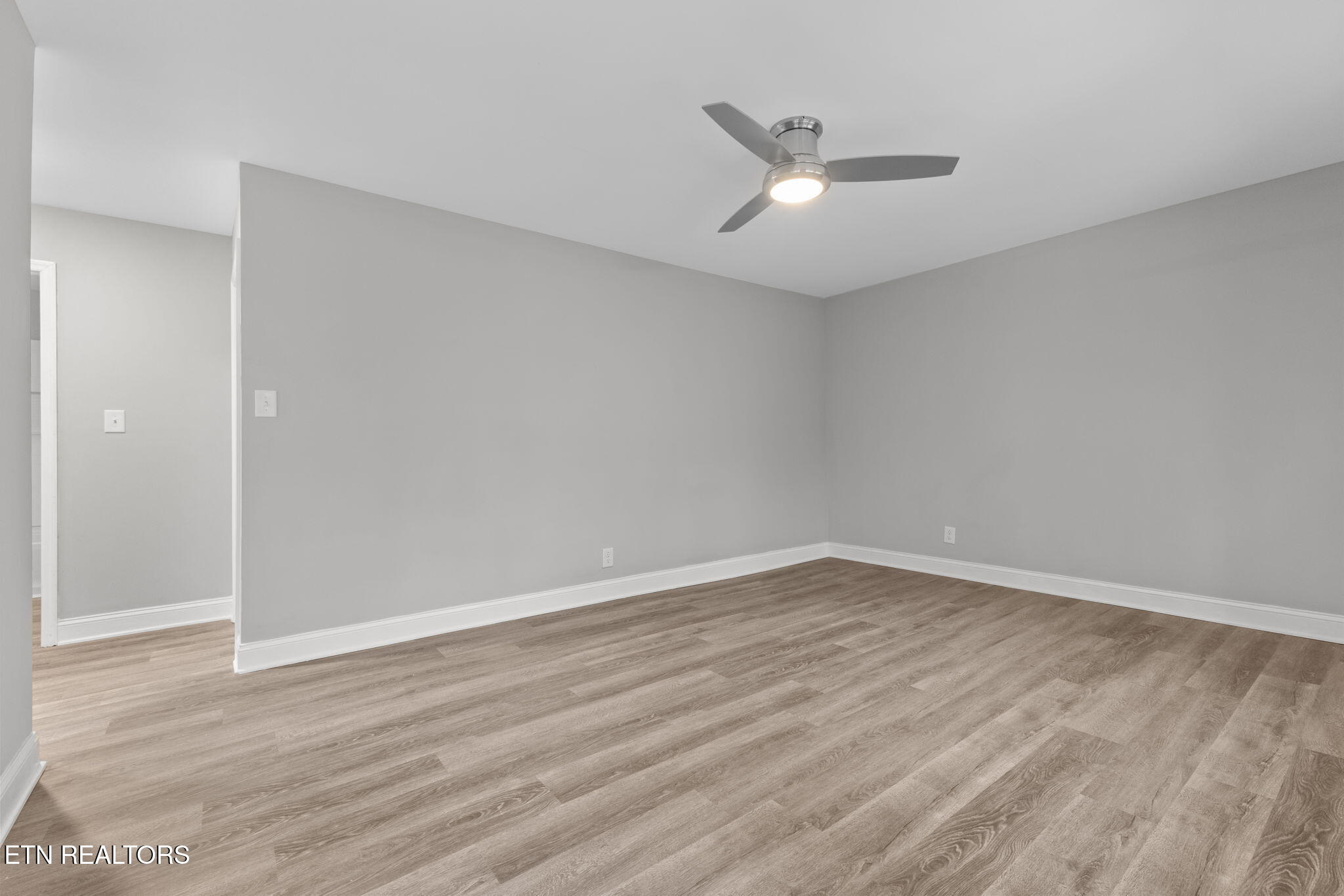 1633 Wilson Road Knoxville, TN 37912 - Photo 6 of 25 Living Rm