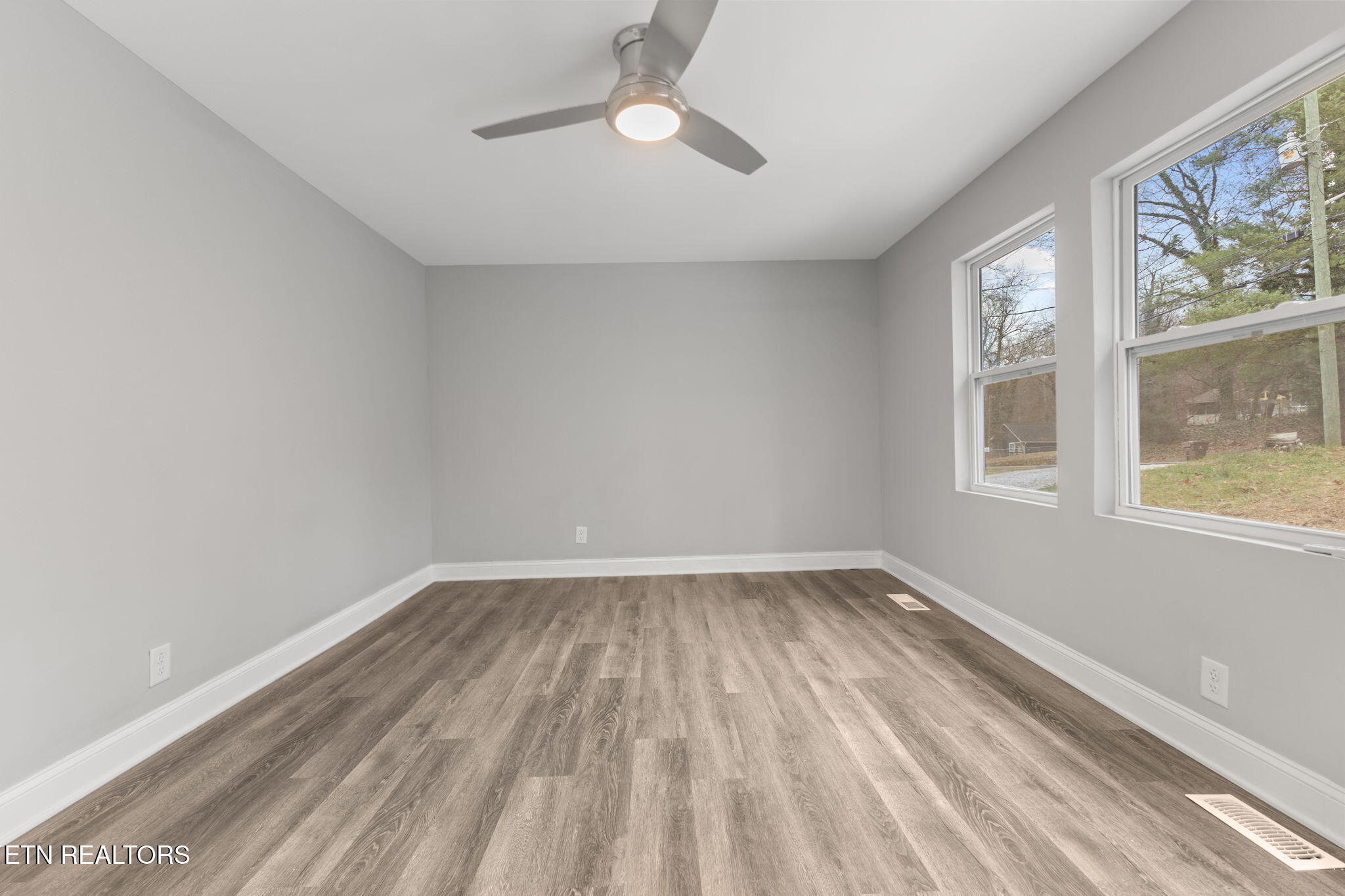 1633 Wilson Road Knoxville, TN 37912 - Photo 7 of 25 Living Rm