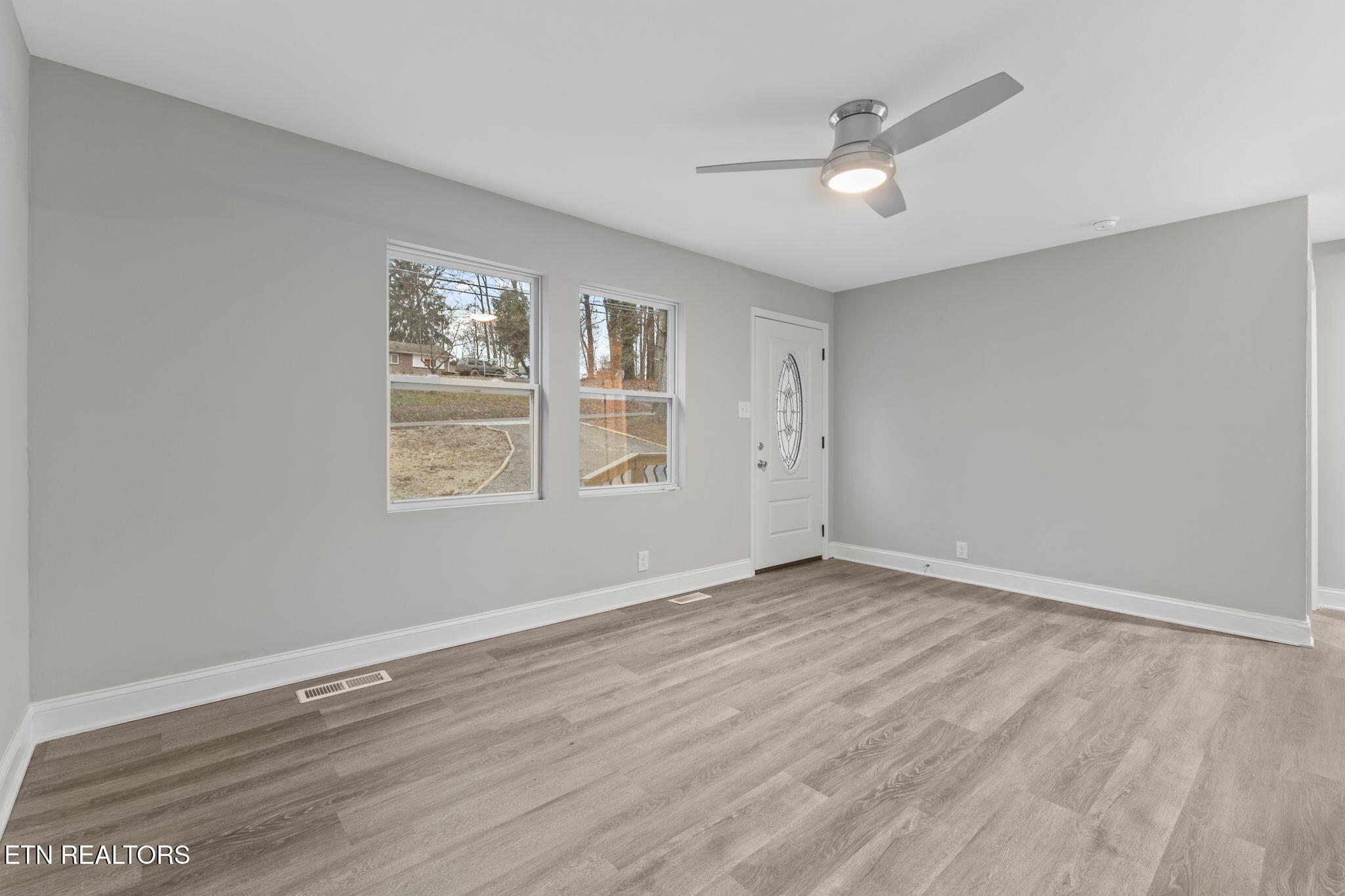 1633 Wilson Road Knoxville, TN 37912 - Photo 8 of 25 Living Rm