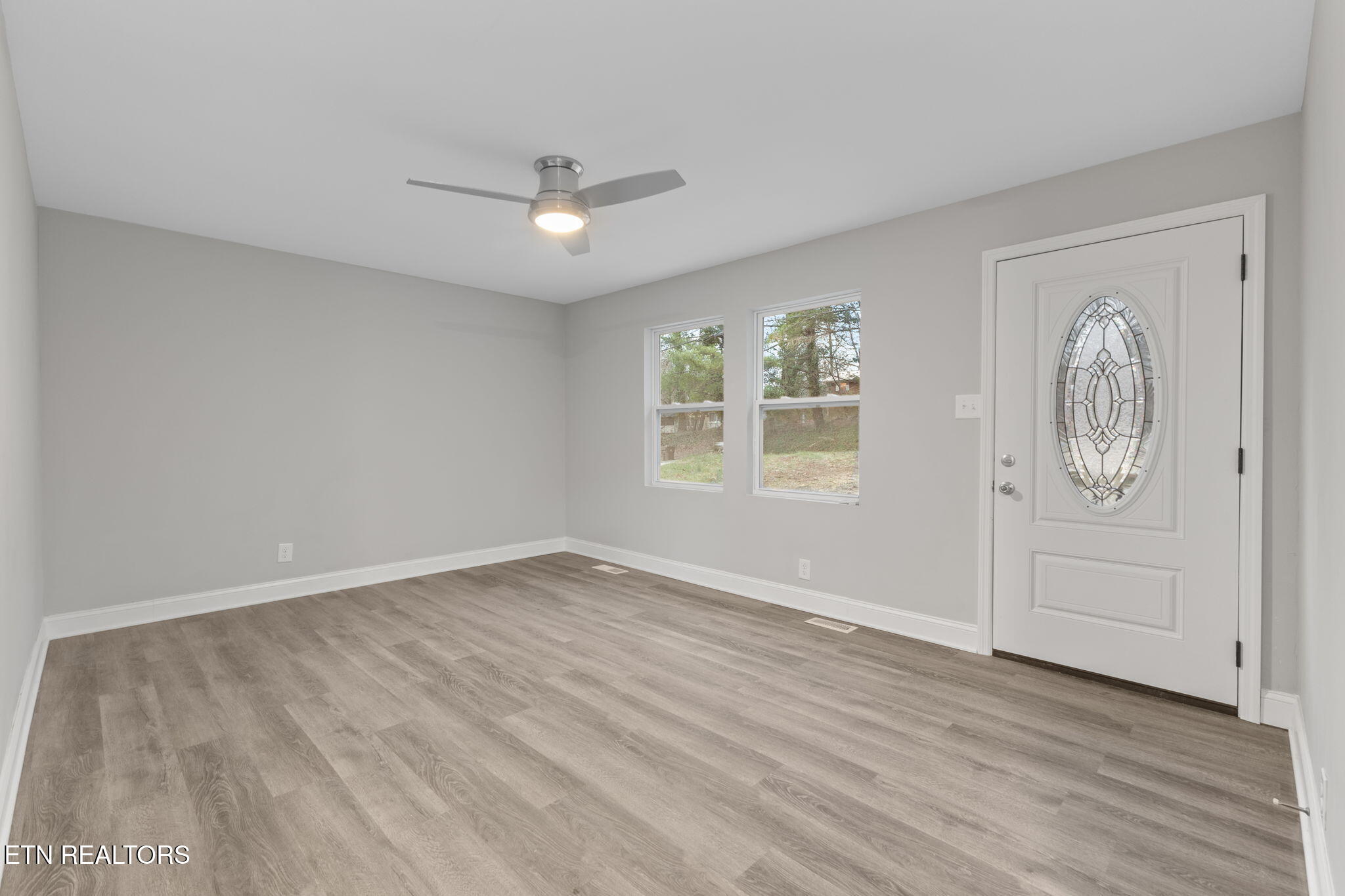 1633 Wilson Road Knoxville, TN 37912 - Photo 9 of 25 Front living Rm