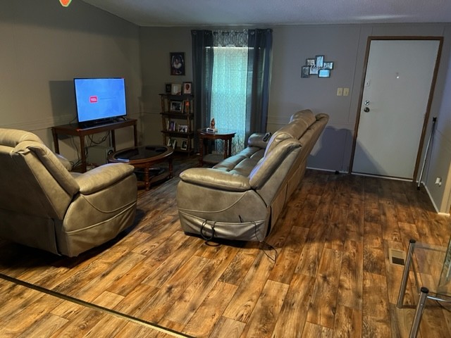 147 Philpot Road Ardmore, TN 38449 - Photo 7 of 21 a living room with furniture and a rug