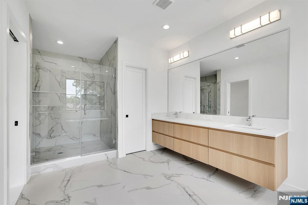16 Feldman Paramus, NJ 07652 - Photo 9 of 26