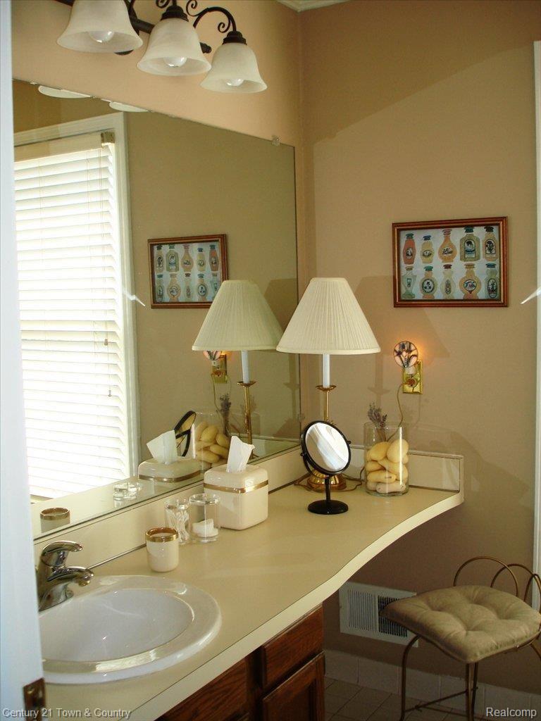 1170 Greenleaf Drive Rochester, MI 48309 - Photo 19 of 21 Hall Bath
