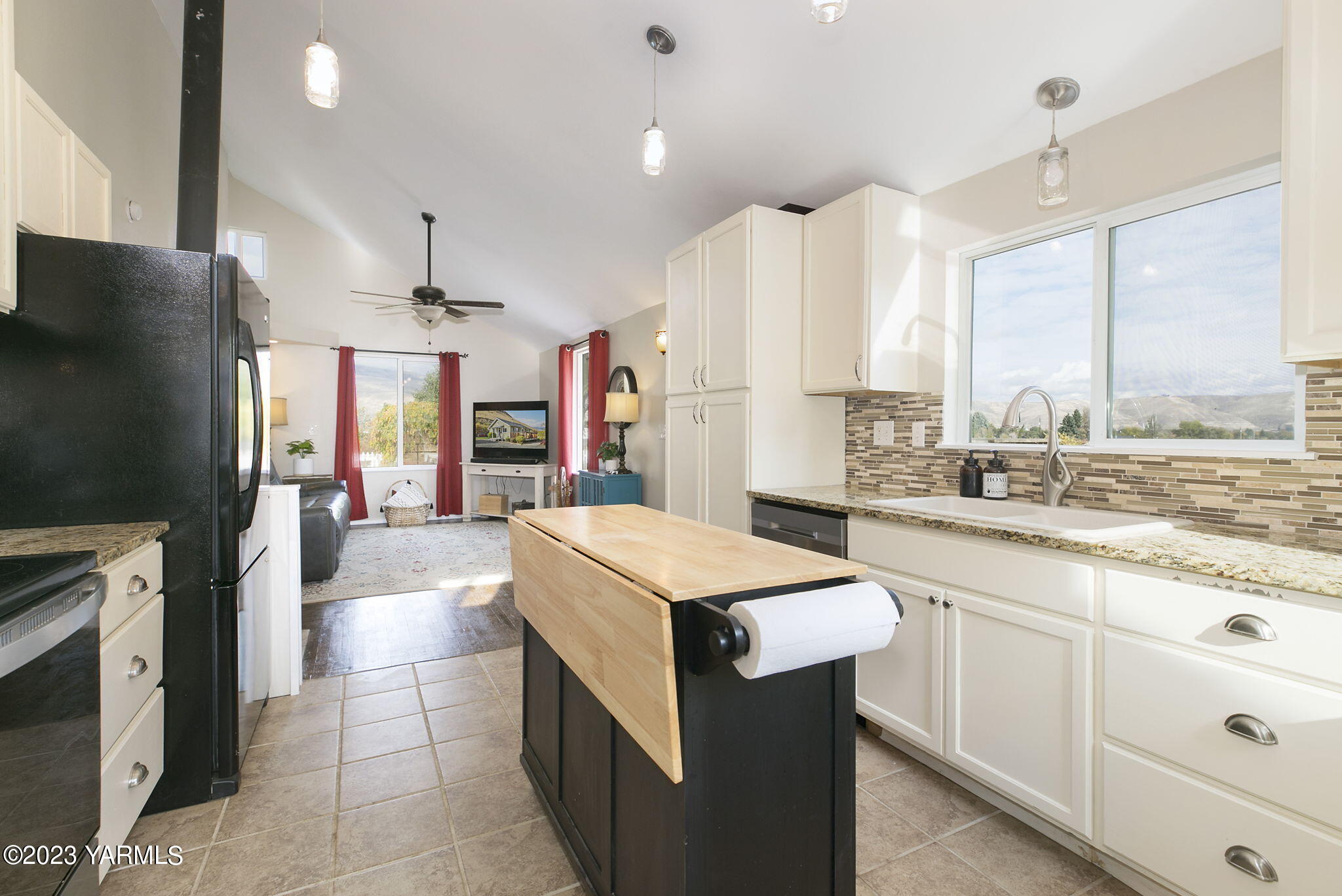 200 Ranger Road Naches, WA 98937 - Photo 9 of 23 a kitchen with a sink a stove a refrigerator and a oven