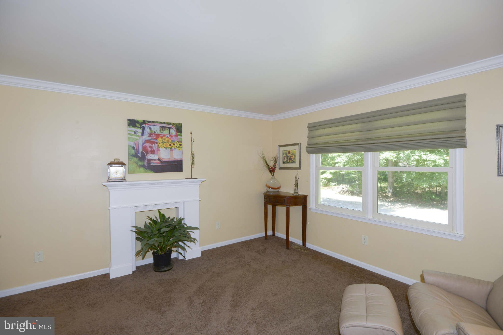 3955 Salem Bottom Road Westminster, MD 21157 - Photo 3 of 27 Living Room