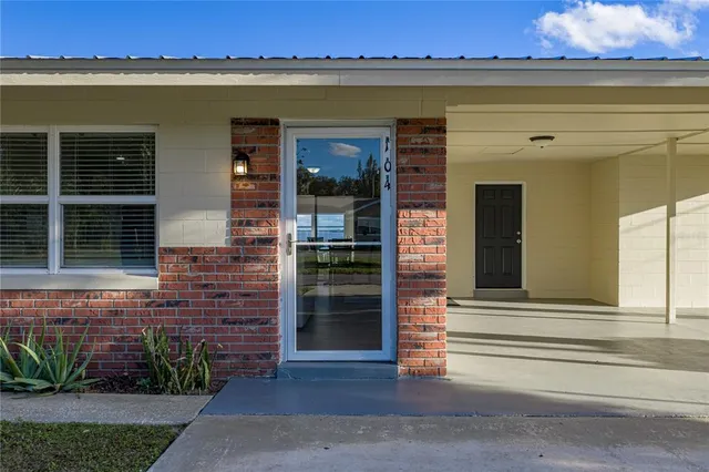 a view of a entryway of the building
