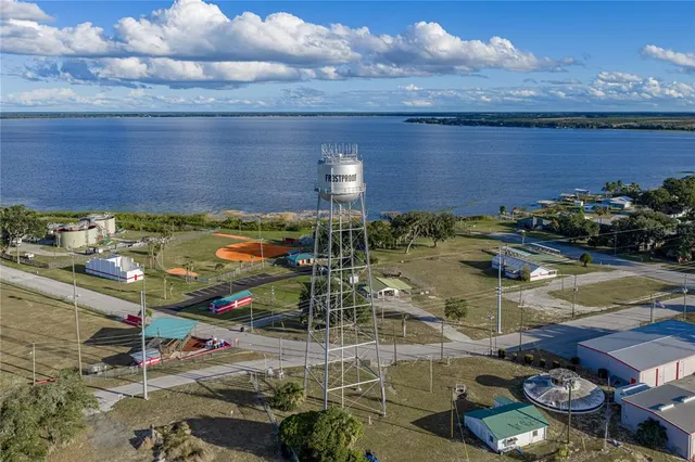 $400,000 | 104 North Lake Reedy Boulevard, Frostproof, FL 33843