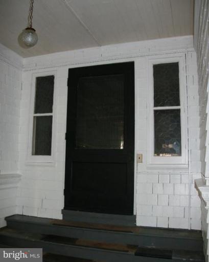 1739 Circle Road Towson, MD 21204 - Photo 2 of 6 Entrance / Foyer