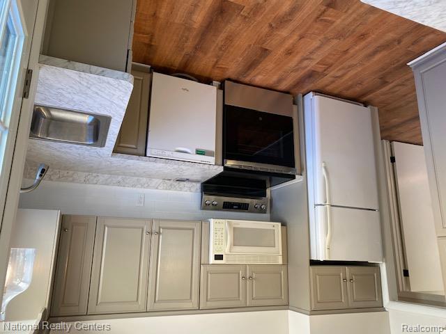 903 Roselawn Drive Rochester, MI 48307 - Photo 7 of 12