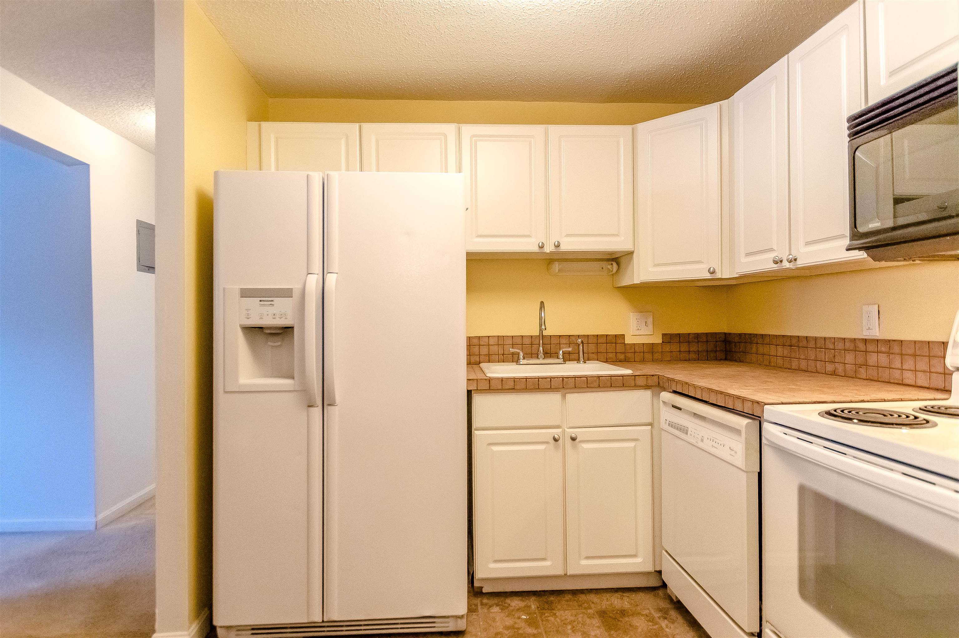 50 R English Village Road, Unit 102 Manchester, NH 03102 - Photo 4 of 11 Gallery Image 4