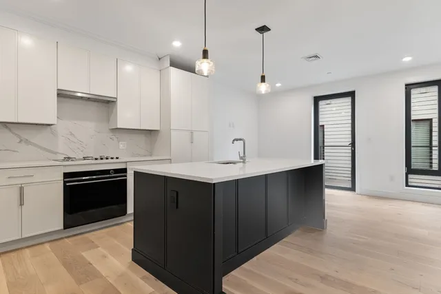 $1,599,000 | 33 A Street, Unit 504, Boston, MA 02127