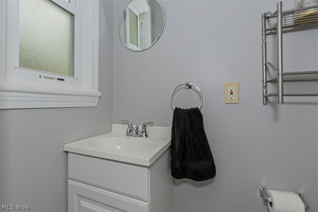 1160 Haselton Road Cleveland, OH 44121 - Photo 18 of 33 Nice updated half bath on first...