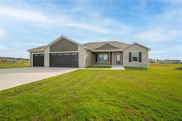 $520,000 | 6724 Tucker Drive, Odessa, MO 64076