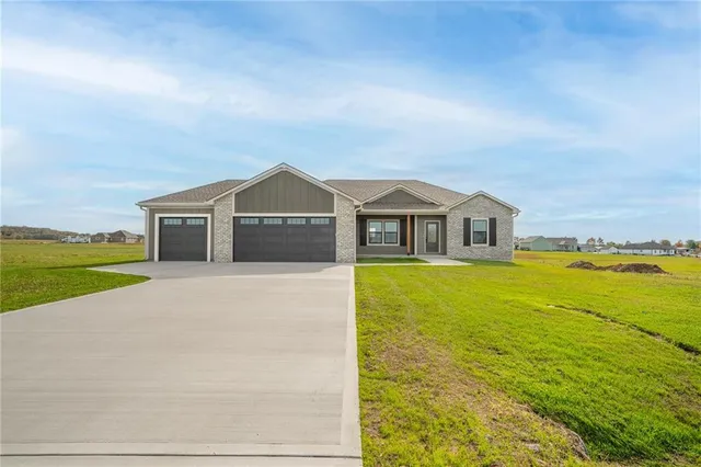 $520,000 | 6724 Tucker Drive, Odessa, MO 64076