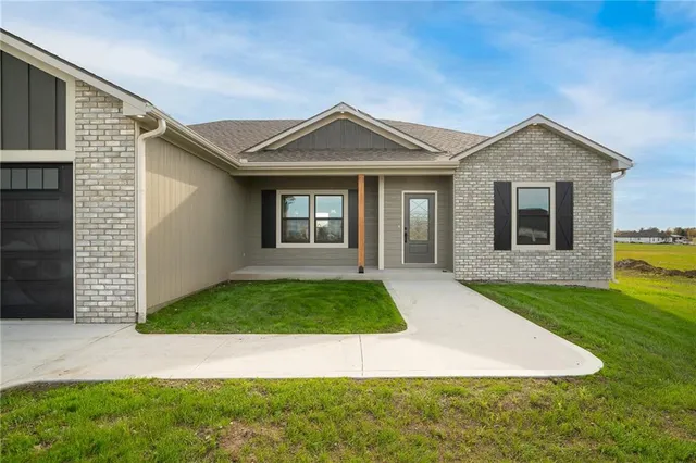 $520,000 | 6724 Tucker Drive, Odessa, MO 64076