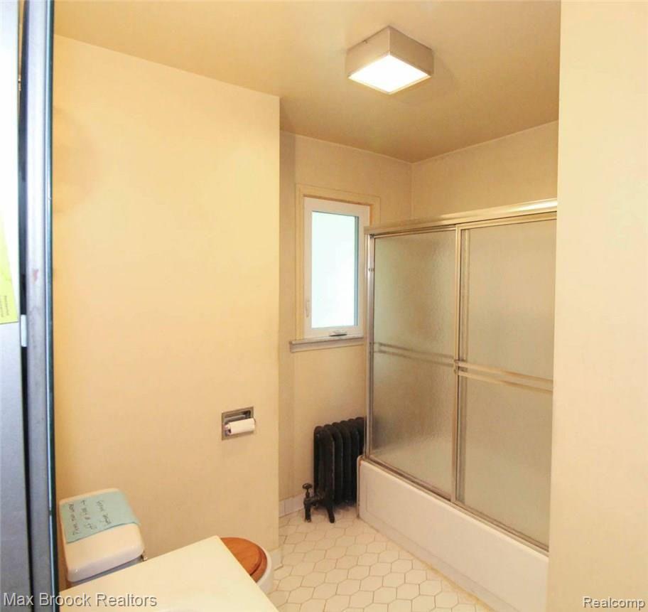 13 Sylvan Avenue Pleasant Ridge, MI 48069 - Photo 20 of 22 Upper Level Bathroom