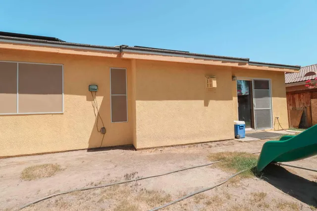 a view of a yard with sitting area