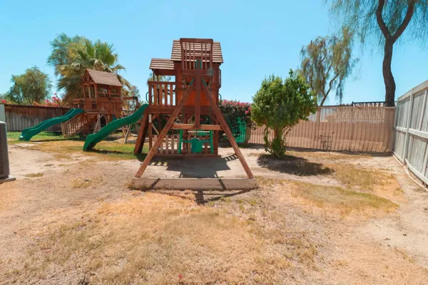 a view of a backyard