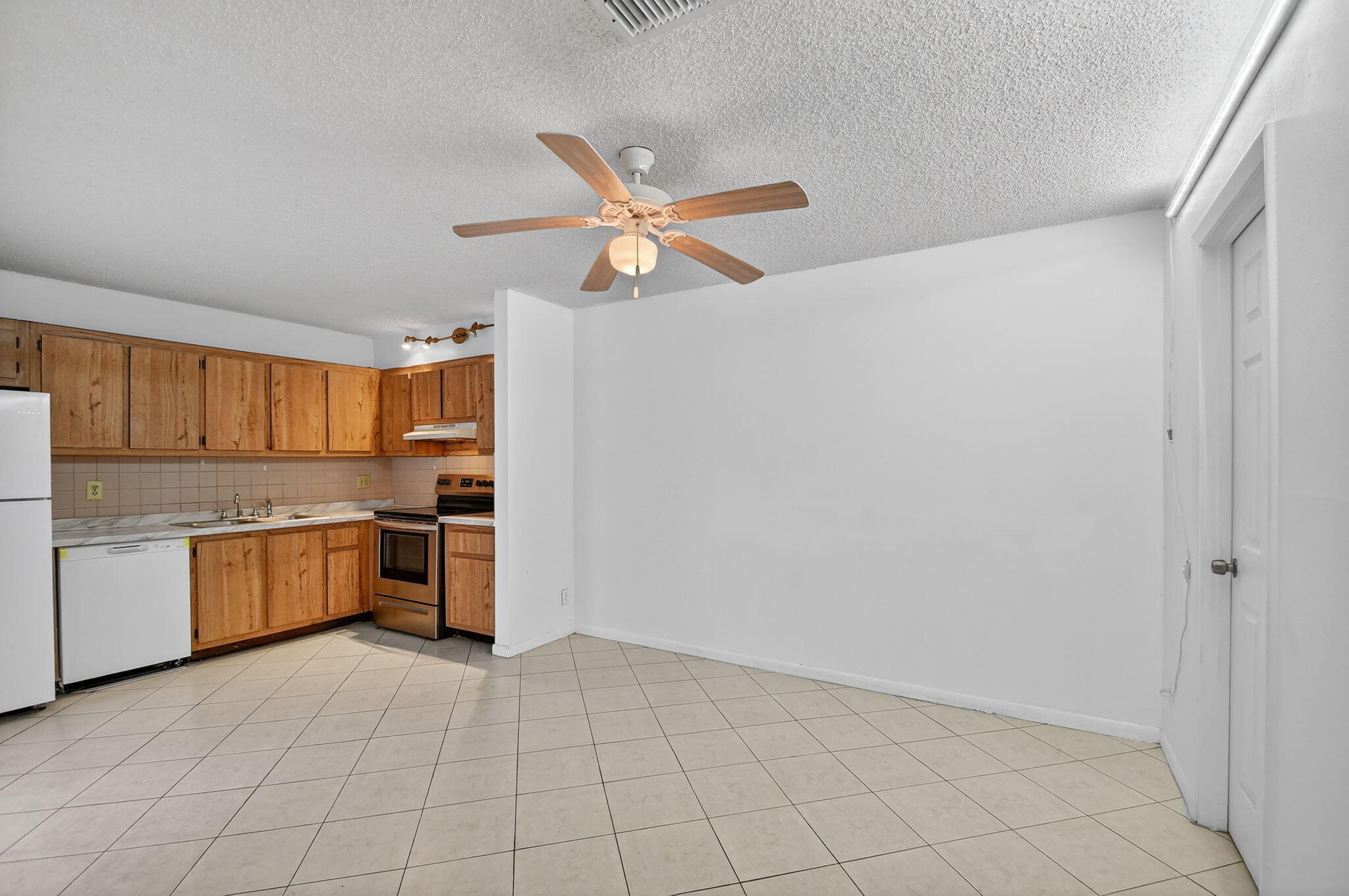 176 Woodland Road Palm Springs, FL 33461 - Photo 10 of 37 11-web-or-mls-DSC_3109