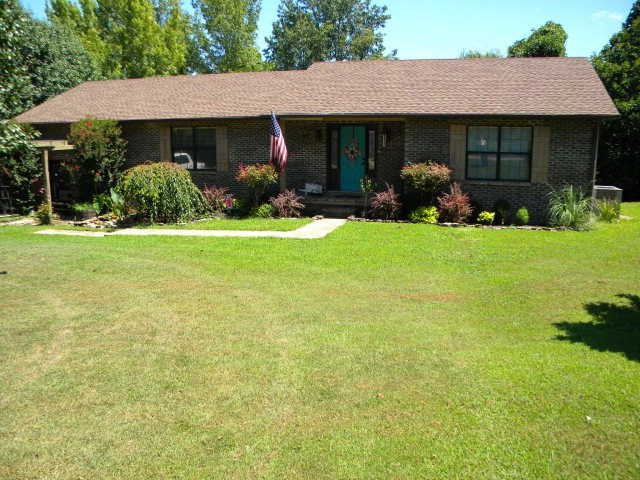 365 Purdy Road Huntingdon, TN 38344 - Photo 1 of 1 a front view of house with yard